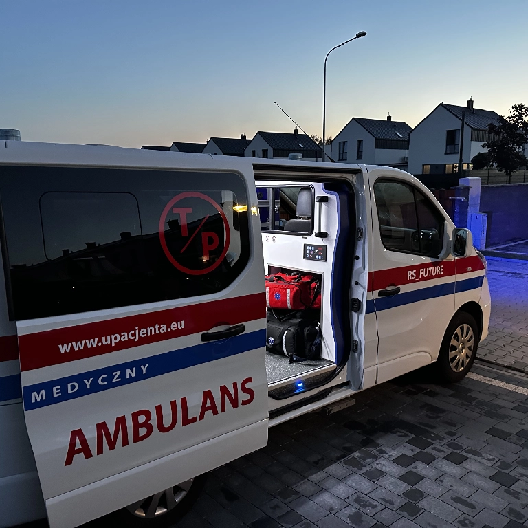 ambulans z włączonym sygnałem