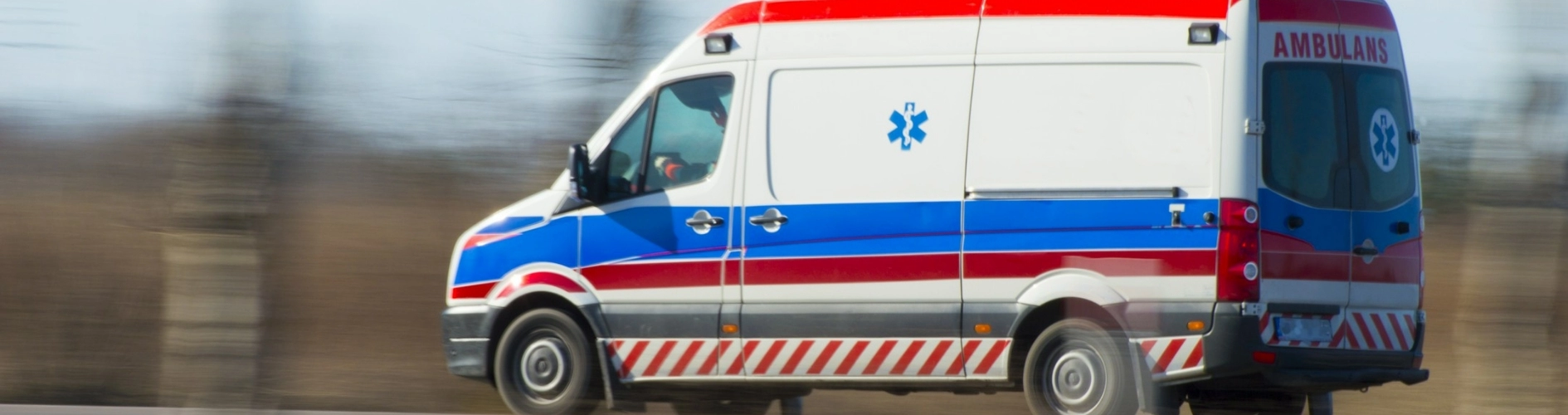 jadący ambulans